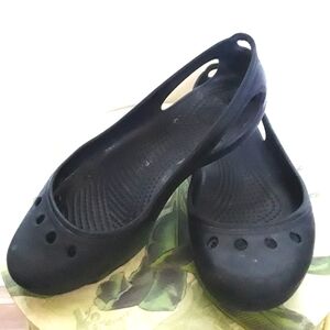 BLACK CROCS FLATS